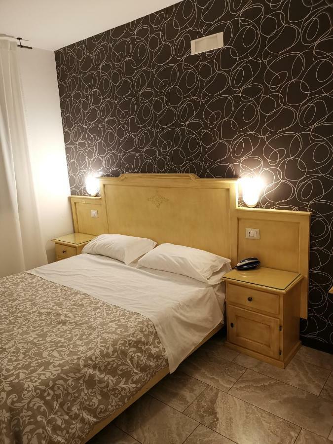 Hotel Clinton Casoria Szoba fotó